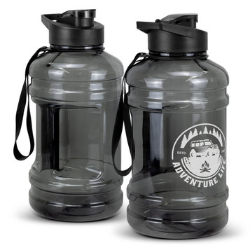 A drink bottle in smoky grey with a black lid and strap, featuring a logo on one side. A drink bottle in smoky grey with a black lid and strap, featuring a logo on one side.