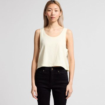 A light yellow crop singlet featuring a relaxed fit and a branding logo, paired with black pants. A light yellow crop singlet featuring a relaxed fit and a branding logo, paired with black pants.