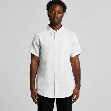 A short-sleeved button-up shirt in white linen, featuring a single chest pocket and a straight hem. A short-sleeved button-up shirt in white linen, featuring a single chest pocket and a straight hem.