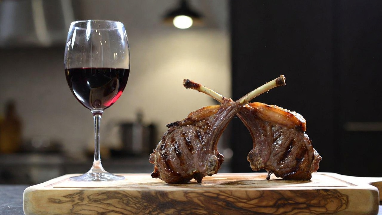 Lamb shoulder chops with red wine