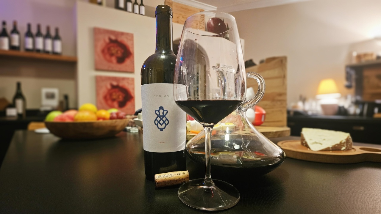 PerUs Pont bottle with decanter and glass of red wine