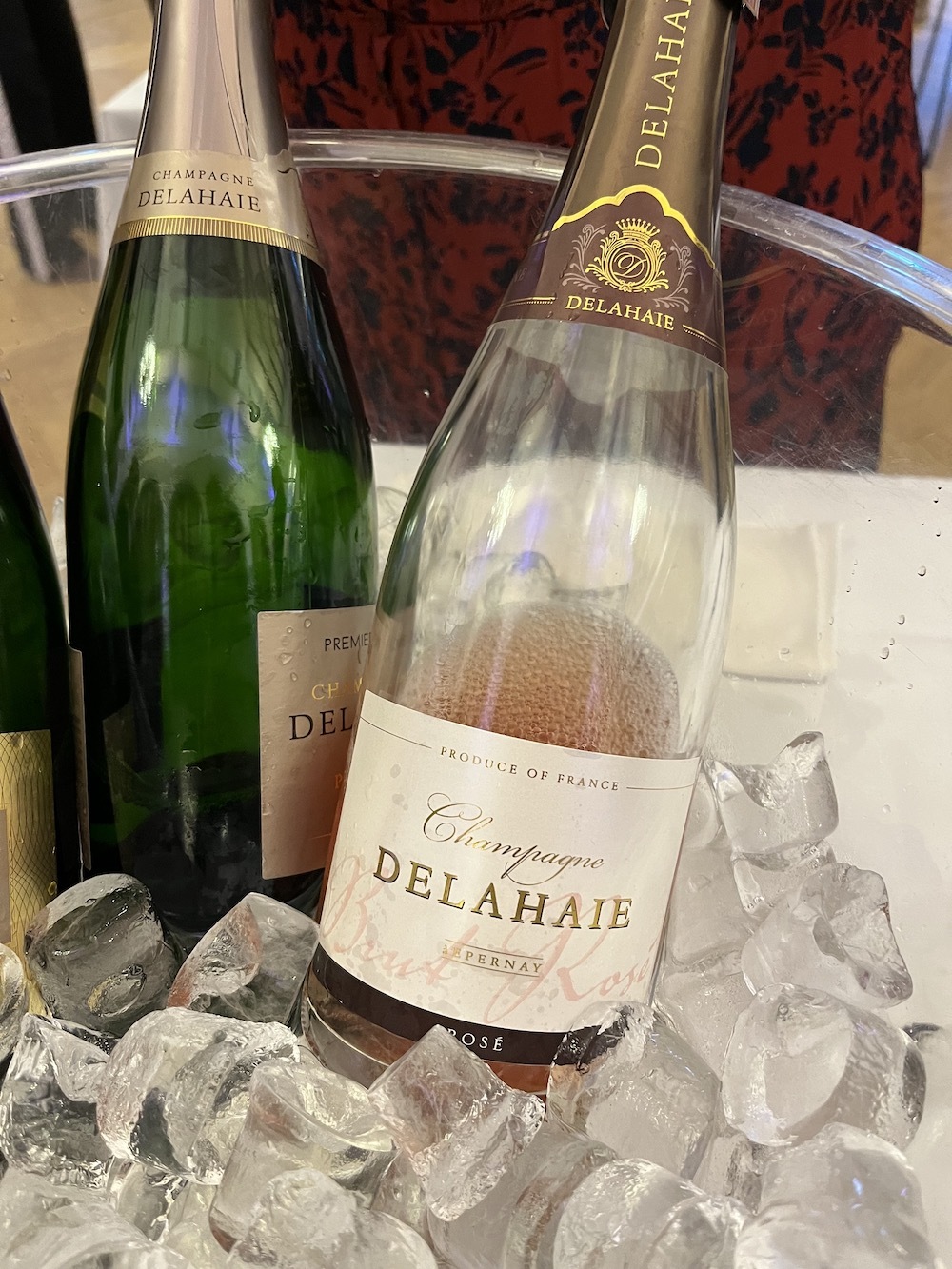 Champagne Delahaie rose service scene