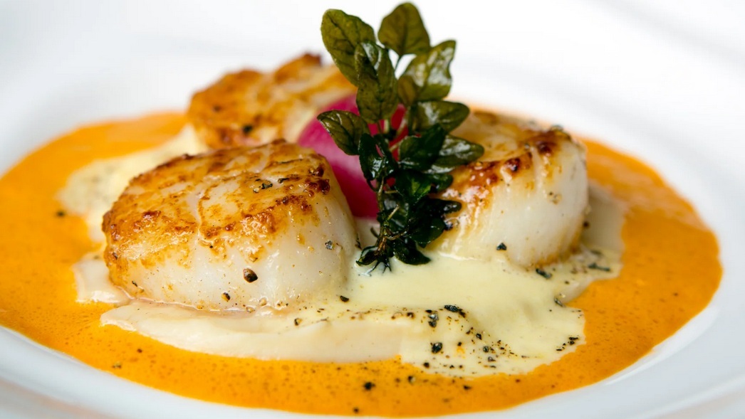Seared scallops with beurre blanc