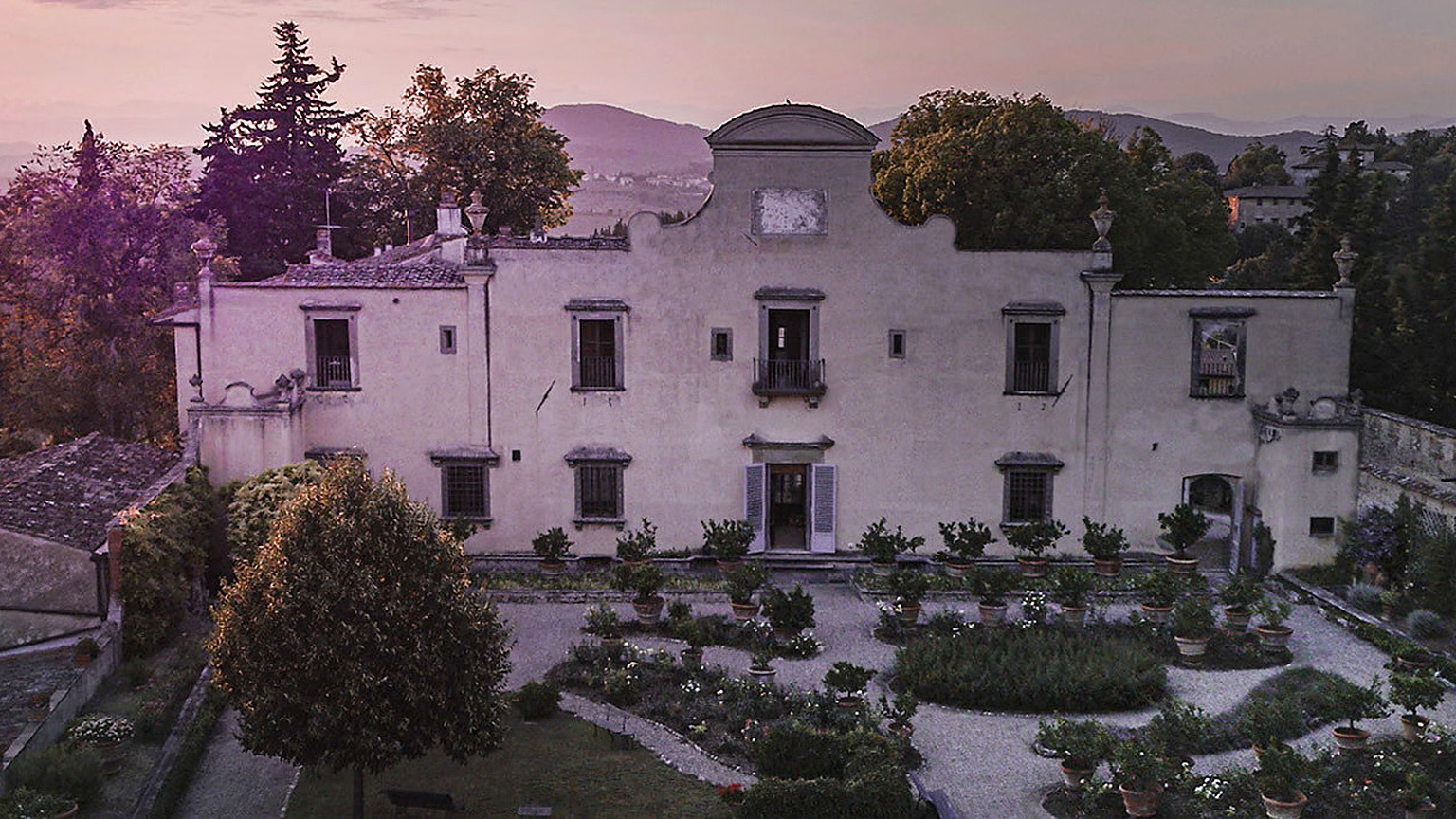 Villa del Cigliano, the Antinori family villa pictured on the Villa Antinori label