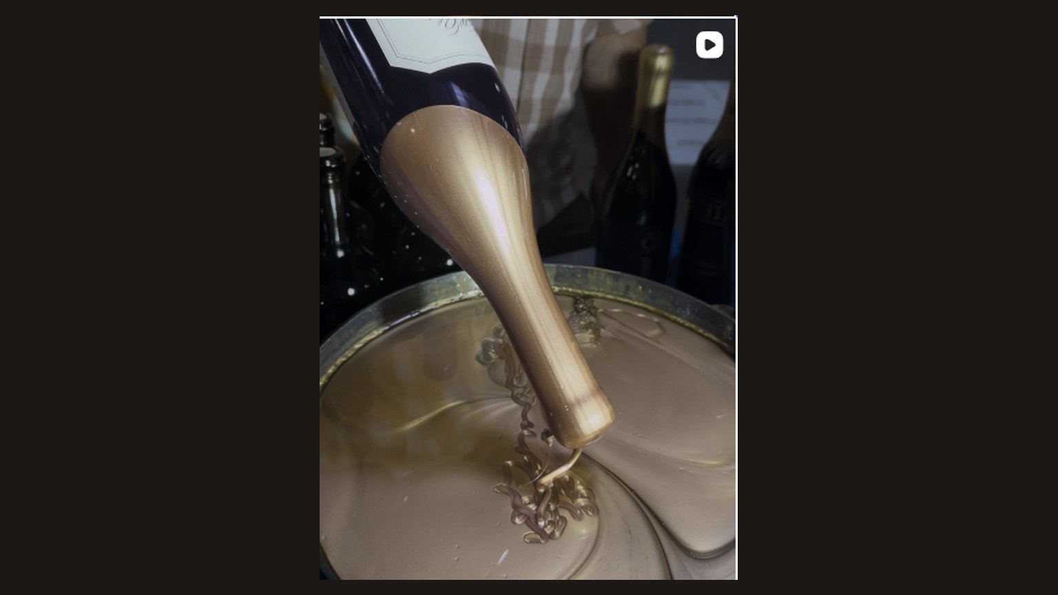 A bottle neck dipped in wax. This frame is not the capsule on the 2023 Glasir Holt bottle.