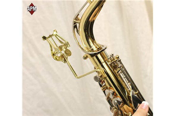 APM 517G Alto/Tenor Saxophone Lyre (Gold Brass) - displayed on a saxophone