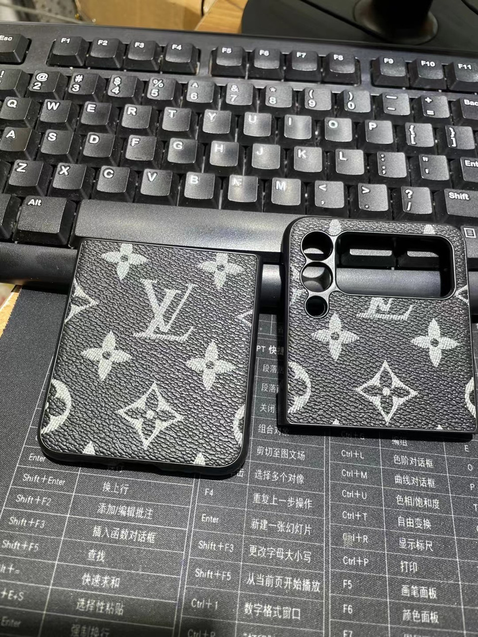 なつき携帯カバーLOUIS VUITTON LOUIS VUITTON Coque Cover Case For Samsung Galaxy Z Flip 7
