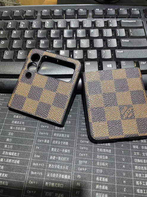 OnlineBoutikStore, Louis Vuitton Case Cover Coque Custodia Hulle For Samsung Galaxy Z Flip 5 - For Samsung Galaxy Z Flip 4 - For Samsung Galaxy Z Flip 3 #LouisVuitton #CaseLouisVuitton #CaseLouisVuittonZFlip