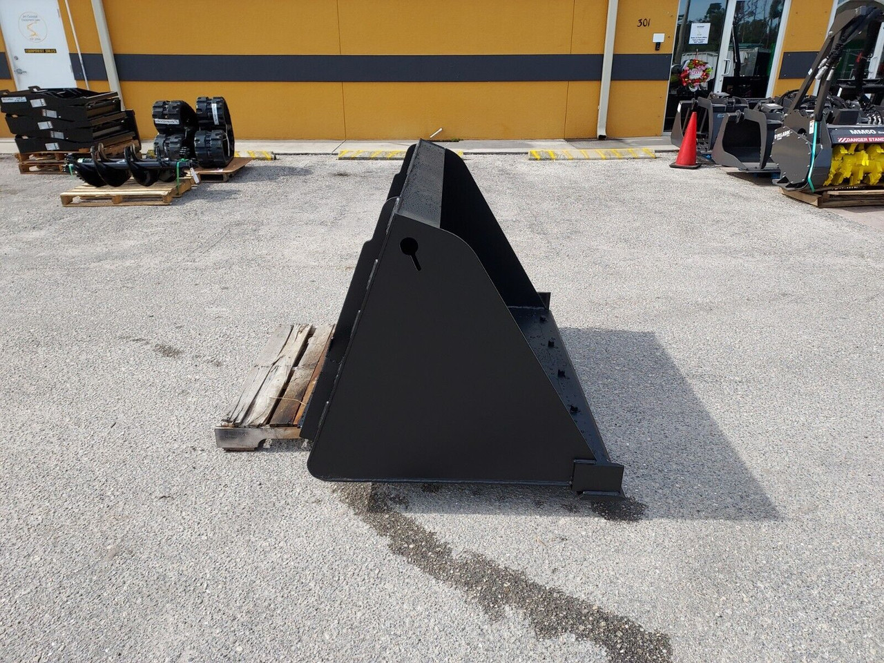 JENKINS SKID STEER MULCH/SNOW BUCKET W/BOLT ON EDGE (1 CUBIC YARD CAPACITY)