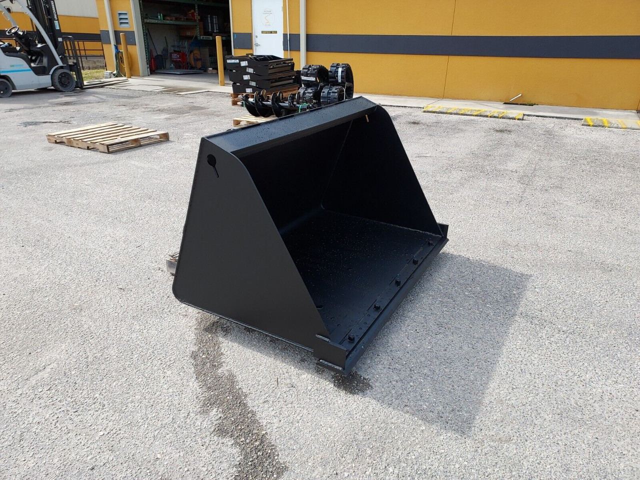 JENKINS SKID STEER MULCH/SNOW BUCKET W/BOLT ON EDGE (1 CUBIC YARD CAPACITY)