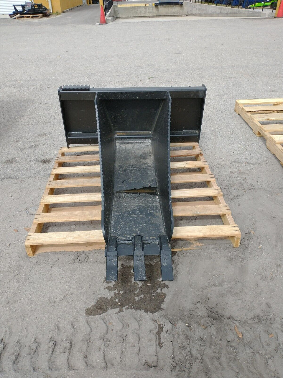 JENKINS STUMP BUCKET FOR SKID STEER 64" LONG FRONT 12" WIDE 1/2" GRADE 50