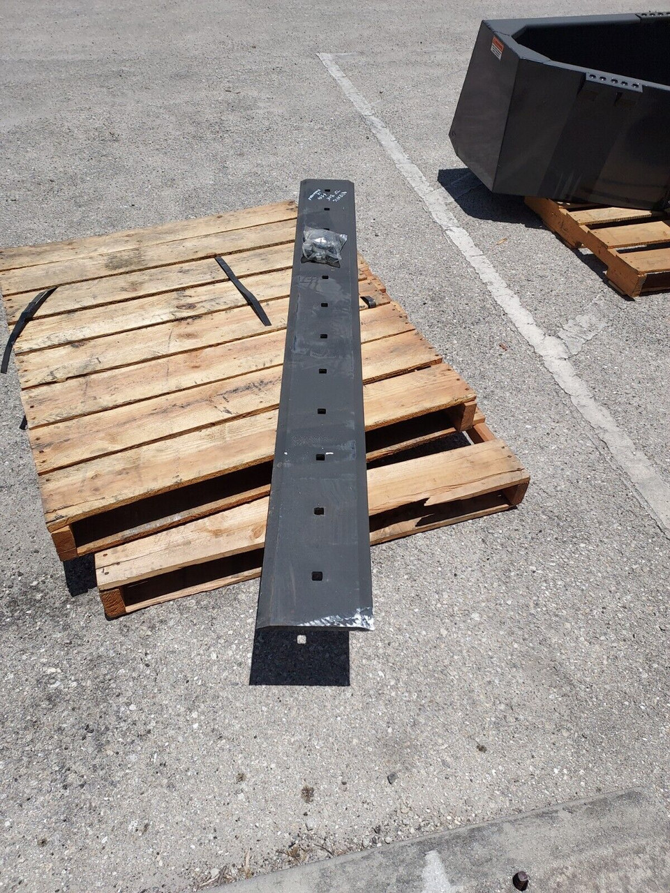 VIRNIG 72" BOLT ON CUTTING EDGE, REVERSIBLE, W HARDWARE,ONLY FITS VIRNIG BUCKET