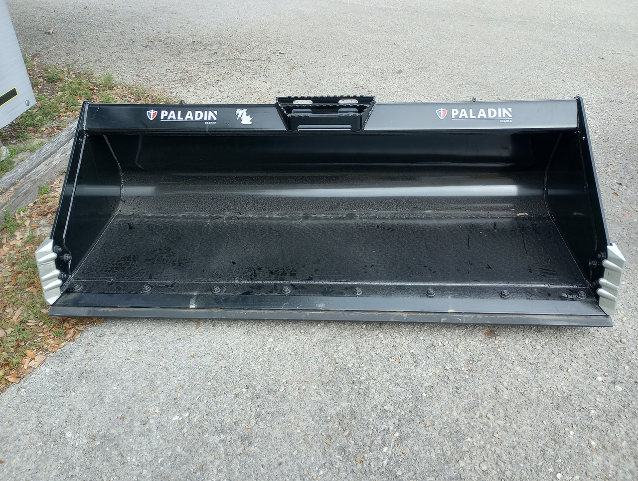 PRIME 68" LOW PROFILE SKID STEER BUCKET 1/2" CUTTING EDGE 22" HIGH 32" DEPTH