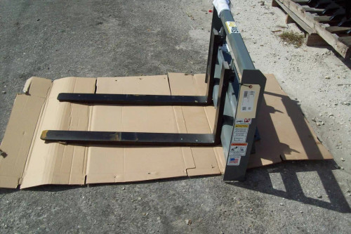 SITE PRO 42" MINI PALLET FORKS W/DINGO PLATE 2000 LBS. CAPACITY