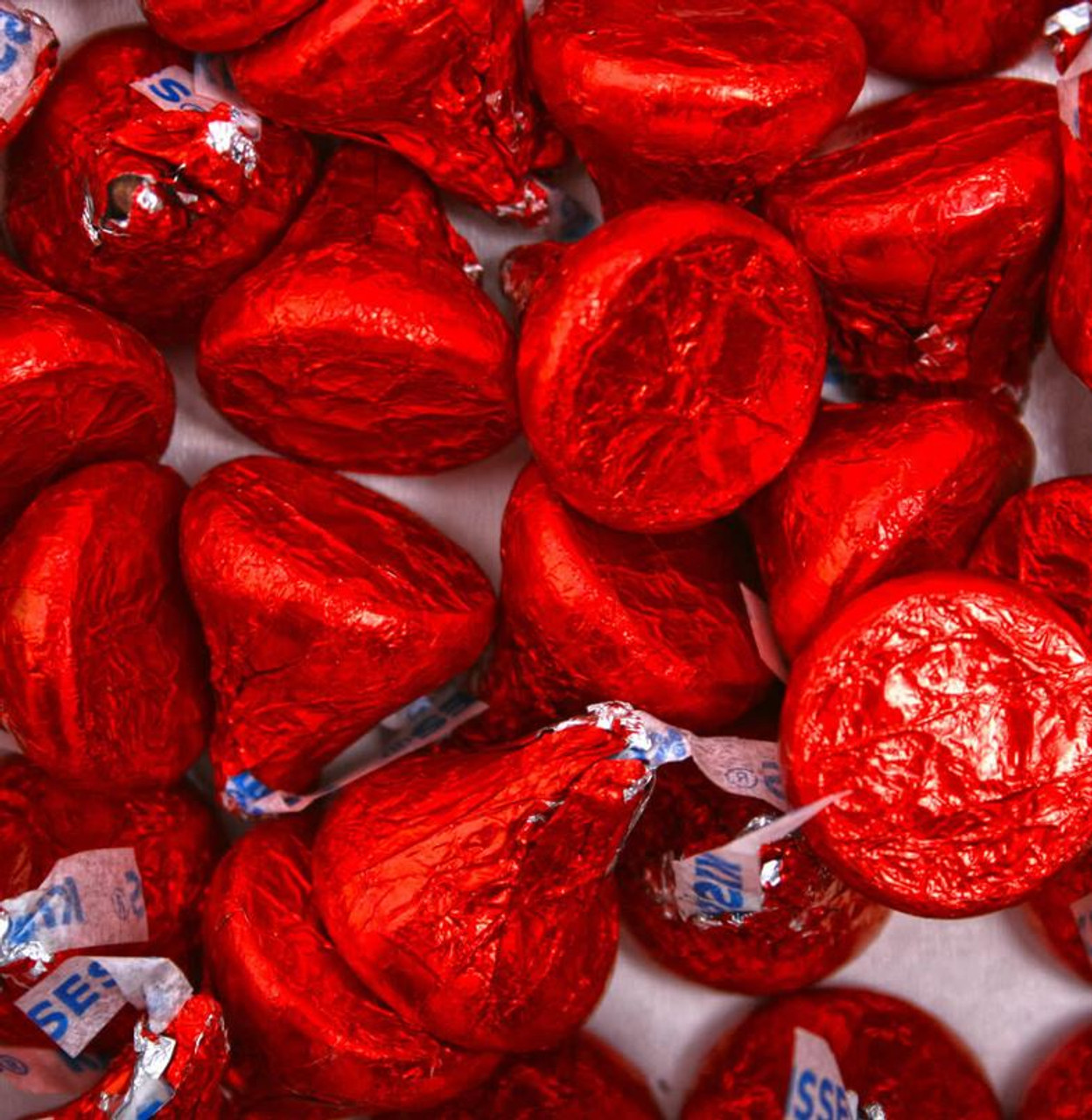 Красный насколько. Кэнди Рэд Candy Red. Красные конфеты. Конфеты леденцы. Красный леденец.