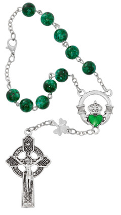 (AR135C) 8MM GREEN GLASS CLADDAGH AUTO