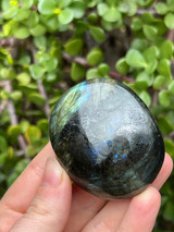 Labradorite palmstone for protection, intuition and transformation. A mystical crystal for energy shielding, spiritual awareness and inner magic.