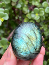 Labradorite palmstone for protection, intuition and transformation. A mystical crystal for energy shielding, spiritual awareness and inner magic.