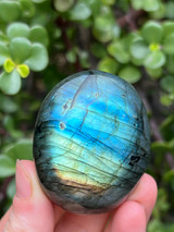 Labradorite palmstone for protection, intuition and transformation. A mystical crystal for energy shielding, spiritual awareness and inner magic.