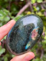 Labradorite palmstone for protection, intuition and transformation. A mystical crystal for energy shielding, spiritual awareness and inner magic.