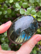 Labradorite palmstone for protection, intuition and transformation. A mystical crystal for energy shielding, spiritual awareness and inner magic.