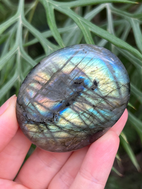 Labradorite palmstone for protection, intuition and transformation. A mystical crystal for energy shielding, spiritual awareness and inner magic.