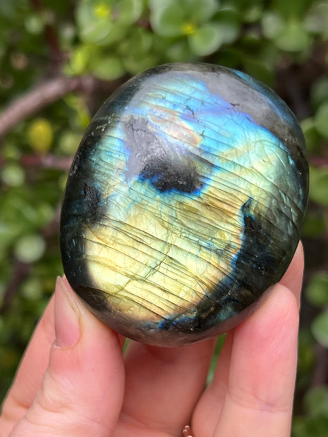 Labradorite palmstone for protection, intuition and transformation. A mystical crystal for energy shielding, spiritual awareness and inner magic.