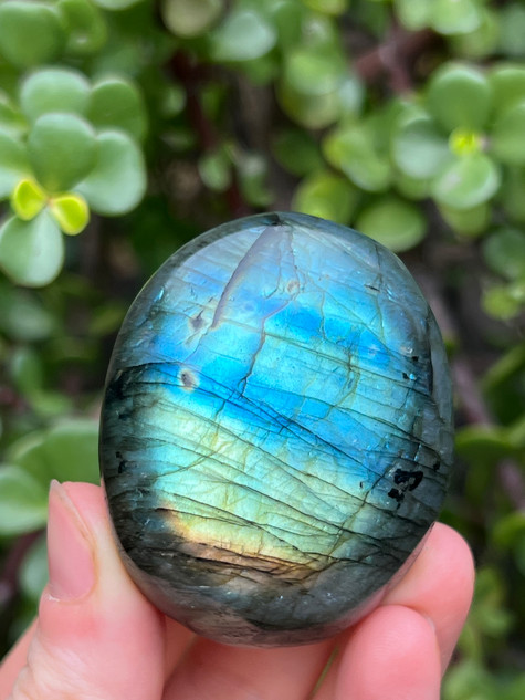Labradorite palmstone for protection, intuition and transformation. A mystical crystal for energy shielding, spiritual awareness and inner magic.