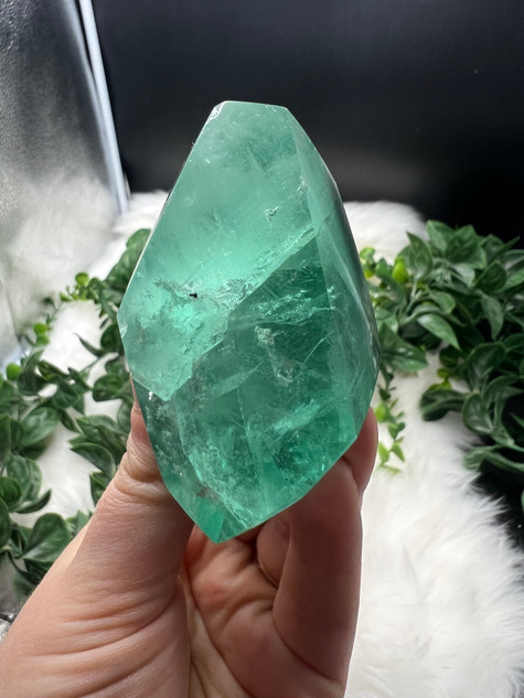 Discover a unique green Fluorite freeform with beautiful natural inclusions. A striking collector’s crystal associated with clarity, focus and balance.