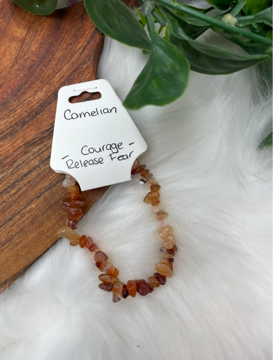 Natural carnelian stone chips
Stretch elastic bracelet