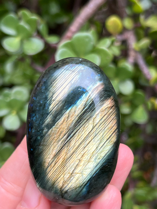 Labradorite palmstone for protection, intuition and transformation. A mystical crystal for energy shielding, spiritual awareness and inner magic.