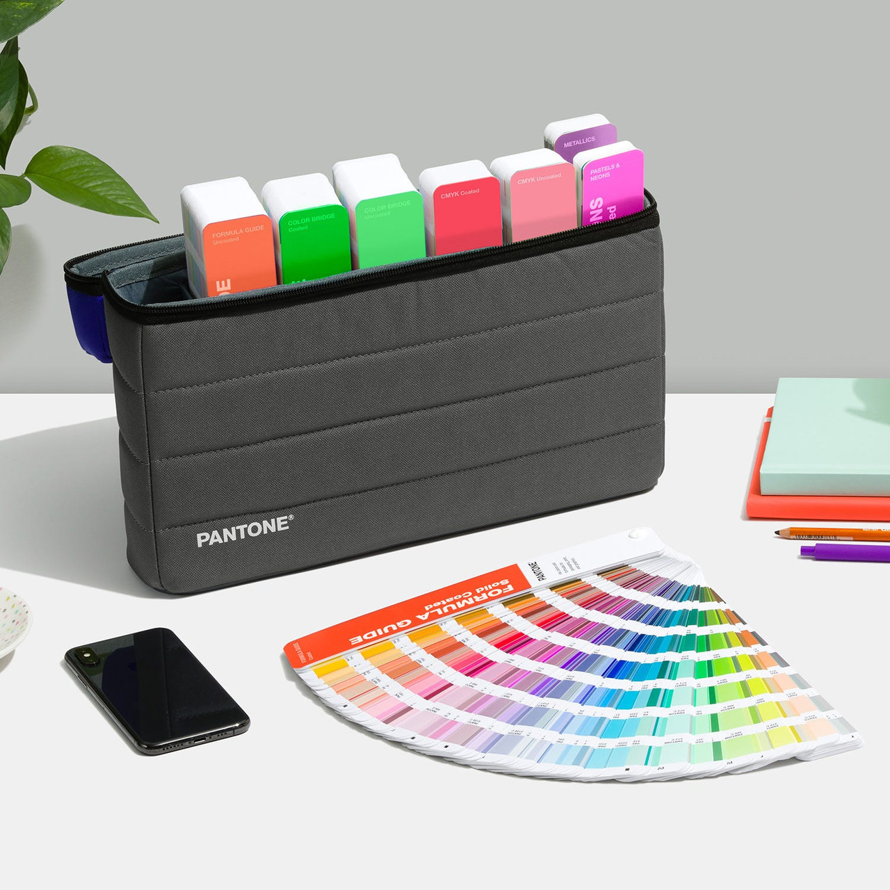 PANTONE▫️パントン▫️色見本GPG304Nポータブルガイドスタジオ PANTONE® USA | Portable Guide Studio | Access to 8 Graphics Guides