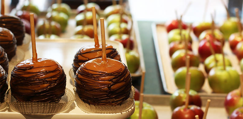 tray of caramel apples