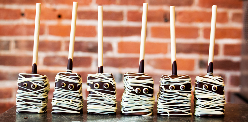 chocolate mummy marshmallow pops