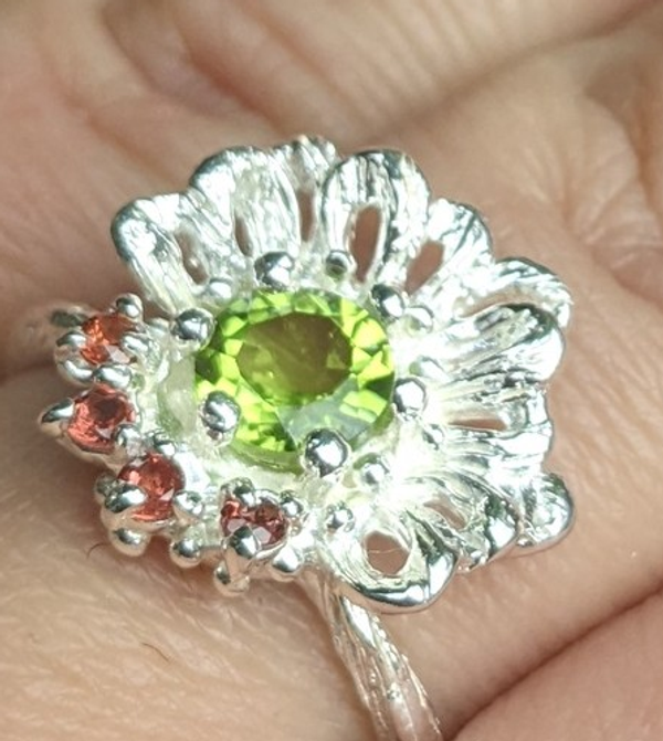 inel floare peridot