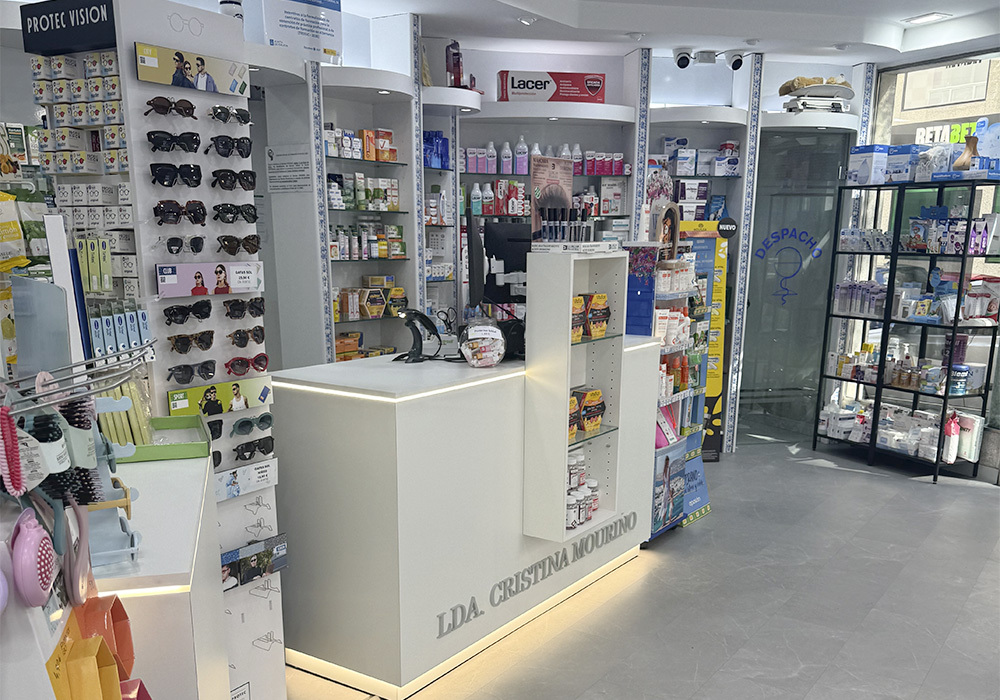 Mostrador de la farmacia Cristina Mouriño en Lugo