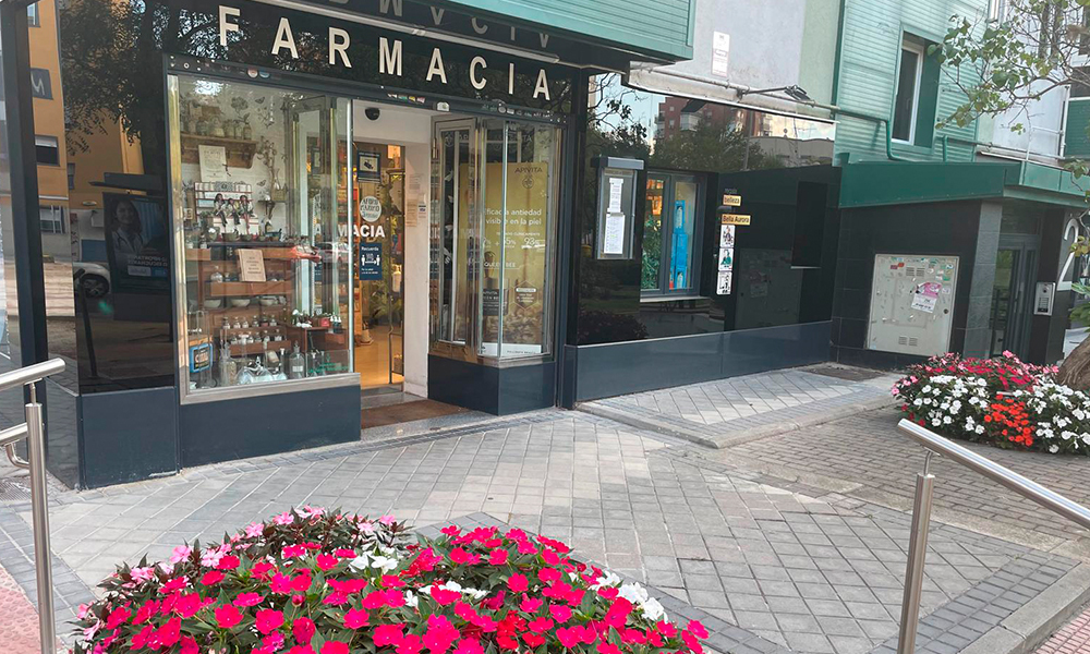 Fachada de la farmacia tellería arregui, en Ciudad de los Ángeles, Villaverde (Madrid)