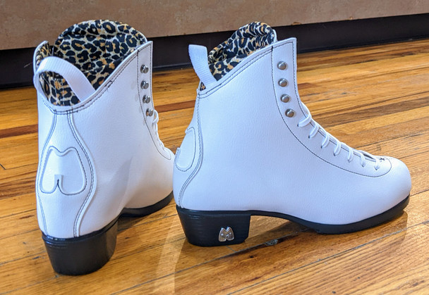 Moxi Skates -  ( In stock ) Size 7 custom Vegan white / White Jack boots & skate packages