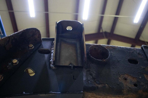 Rustbuster Center Bed Mount - RB7807 Photo - Primary