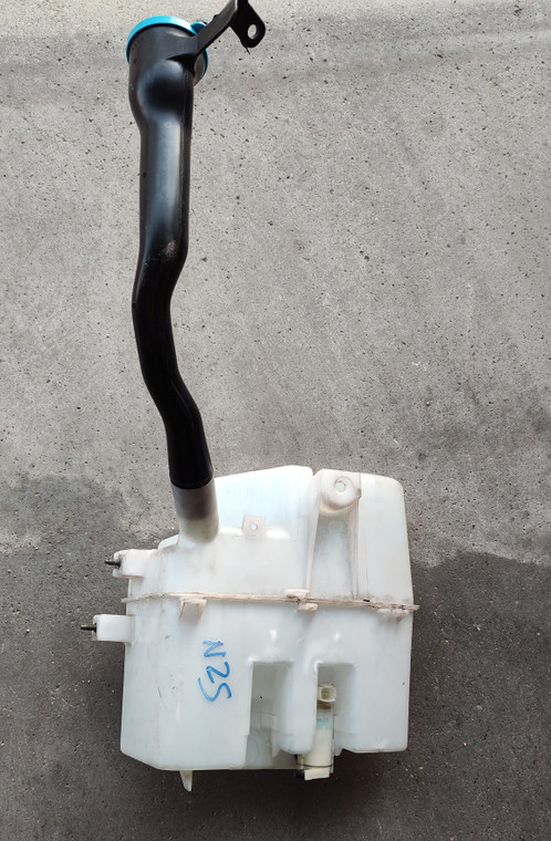 03-06 Z33 Washer Fluid tank
