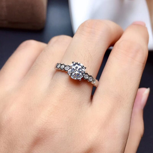 LeeChee Moissanite Ring for Women Engagement Gift 1CT VVS1 6.5MM Excellent Round Cut Lab Diamond with Certificate 925 Sliver|Rings|