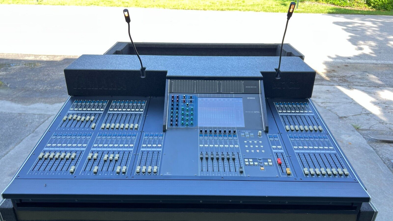 Yamaha M7CL-48 DIgital Mixing Console W/Wheeled Case (One) - True