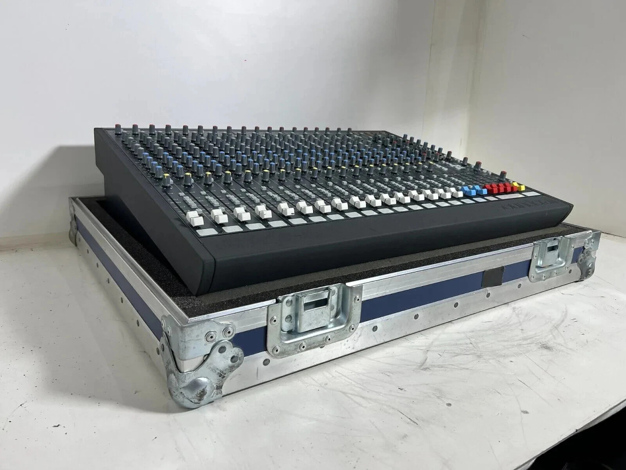 Soundcraft K1 Compact Mixing Console -17144 (One) - True Heart Sound