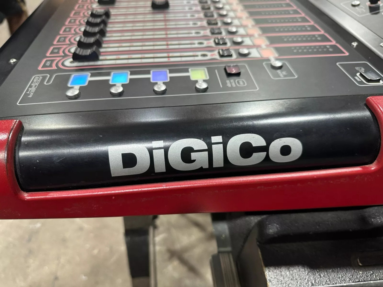 DIGICO SD9 DIGITAL MIXING CONSOLE W/DRack 64x32 (One) - True Heart