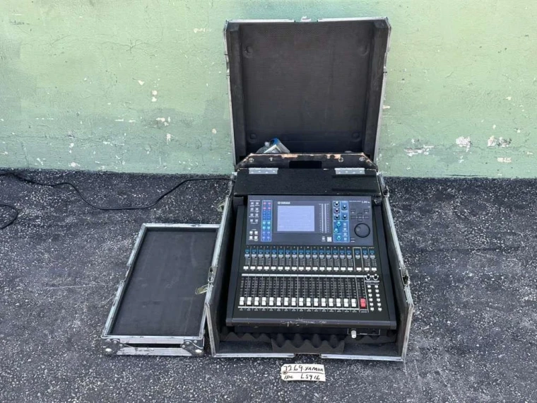 Yamaha LS9 16 Channel Digital Mixing Console W/ Case #7269 (One)