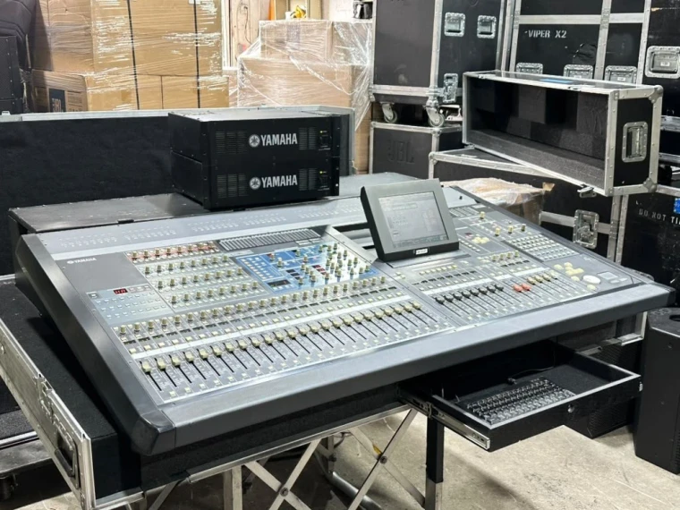 YAMAHA PM5D DIGITAL MIXING CONSOLE W/ (2) PW800W POWER SUPPLIES (ONE)