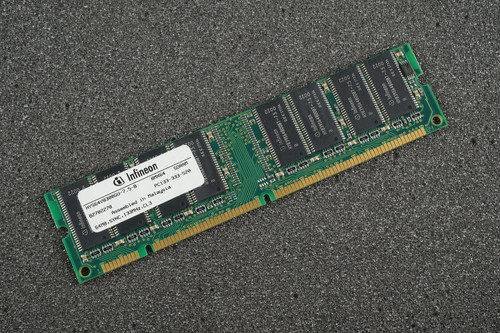 Infineon HYS64V8300GU-7.5-B PC133-333-520 64 MB SDRAM Memory RAM