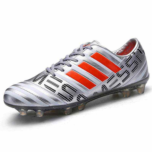 Silver triple stripe label print soccer shoe 01