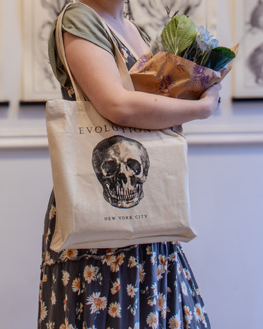 Evolution Skull Tote Unbleached carried