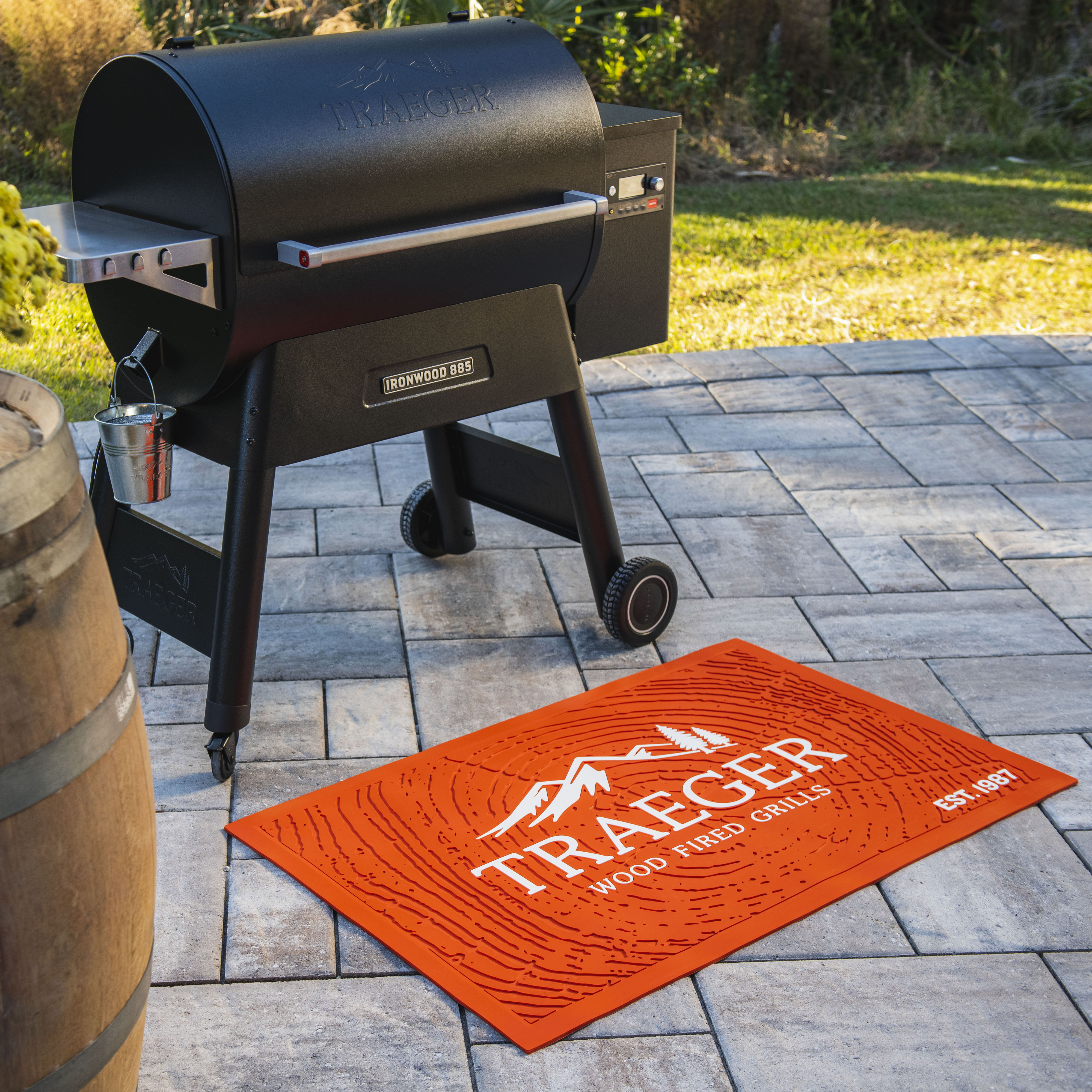 TRAEGER BAC636 LOGO ORANGE MAT FORMERLY PMT054 Deck out your grill space  and show off your Traeger pride with our Grill Mat. The durable PVC  material is built to take a beating